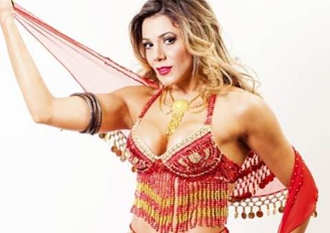 Vestida de Odalisca, ex-BBB Fabiana exibe curvas em ensaio